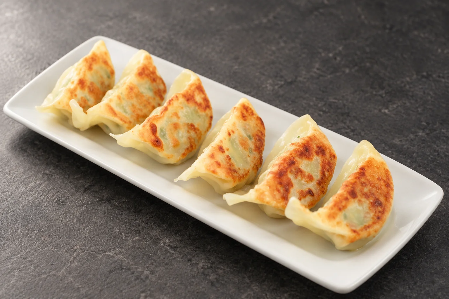 Raviolis sur une assiette blanche.