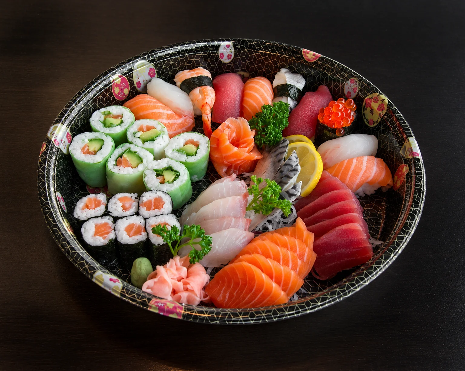 Illustration : Sushi et sashimi sur un plateau rond noir.