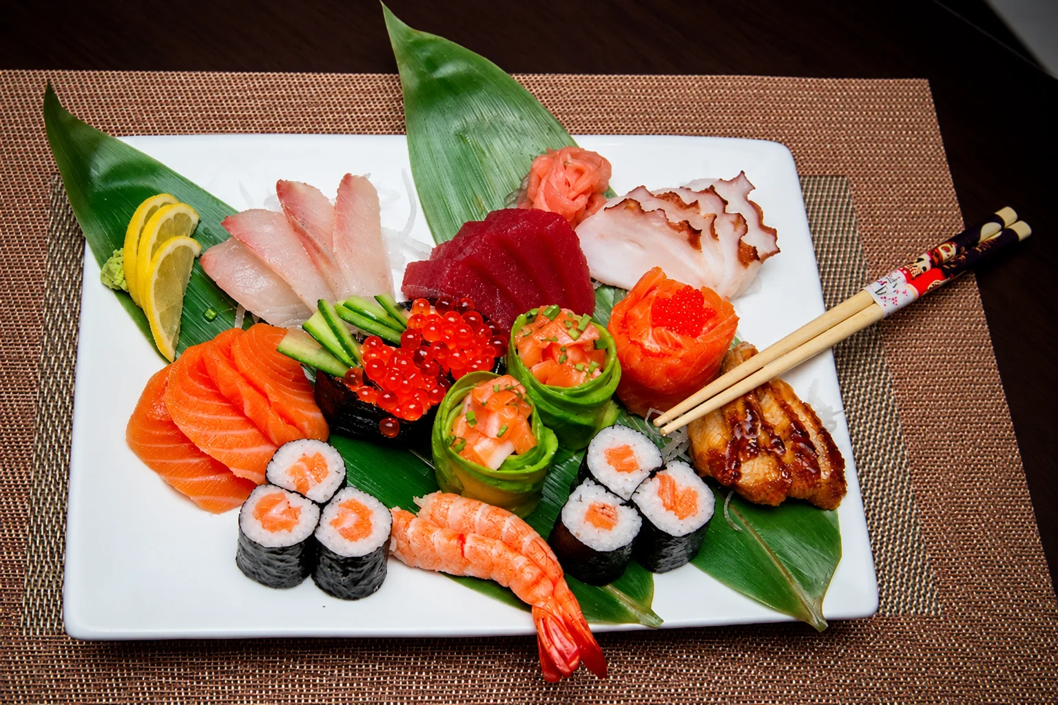 Illustration : Sushi et sashimi sur une assiette carrée blanche.